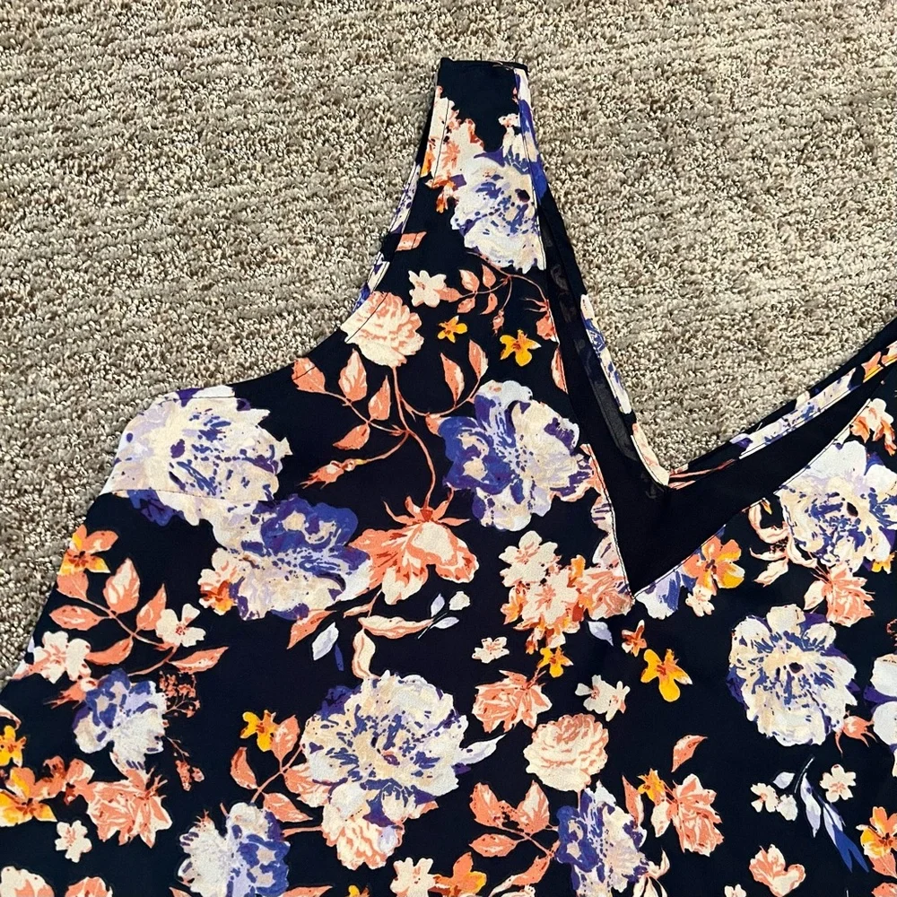 NWOT - MAURICES Dark Navy Floral Dressy V-Neck Sleeveless Top in Size M - Picture 2 of 9